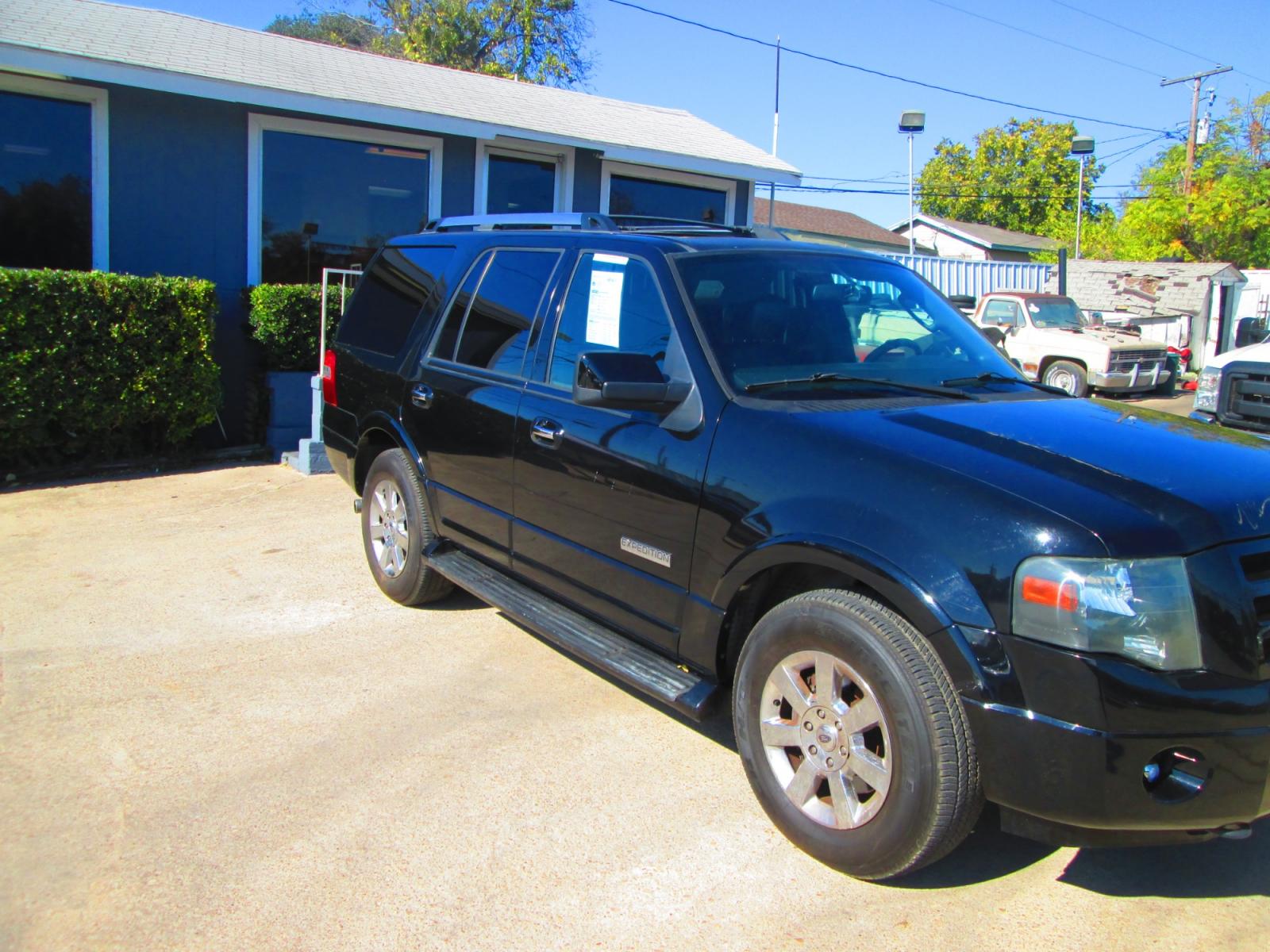 2007 BLACK Ford Expedition Limited 4WD (1FMFU20547L) with an 5.4L V8 SOHC 16V engine, 6-Speed Automatic Overdrive transmission, located at 1815 NE 28th St., Fort Worth, TX, 76106, (817) 625-6251, 32.795582, -97.333069 - Photo #2